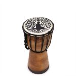 Tambor Djembe artesanal de topo largo em madeira de suar com pele de cabra natural, apresentando padrões tradicionais indonésios.