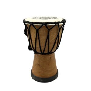 Tambor Djembe artesanal de topo largo 15cm em madeira de suar com pele de cabra natural, apresentando padrões tradicionais indonésios.