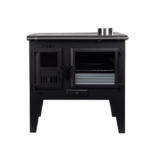 Fogão a lenha ME700 com forno e tampo em aço carbono, portas em alumínio fundido com vidro termo resistente até 700ºC, potência de 8,9kW, rendimento de 81%, saída de fumos lateral e barra frontal de proteção.