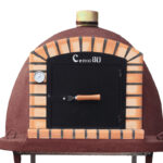 Forno de barro isolado a cortiça porta ferro