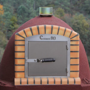 Forno de barro isolado a cortiça com porta em inox,. Estrutura artesanal em barro refratário, isolamento em cortiça natural (branca, preta ou castanha) e medidas exteriores entre 70 cm e 100 cm. Garante excelente retenção de calor e está pronto a cozinhar.