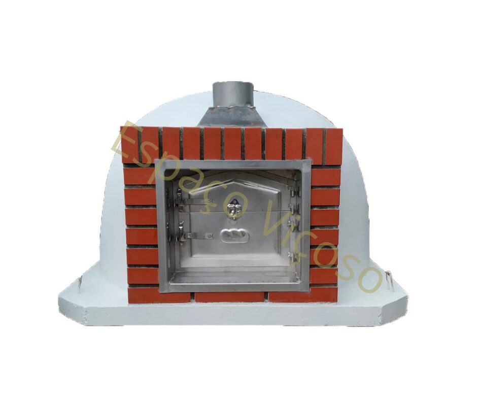 Forno a lenha Aveiro com porta de fumeiro em inox, acabamento em tijolo vermelho, ideal para cozedura tradicional de pão, pizzas e assados.