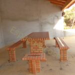 Mesa e bancos em tijolo com tampo em mosaico para exterior, conjunto artesanal resistente