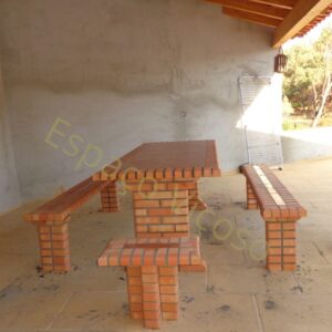 Mesa e bancos em tijolo com tampo em mosaico para exterior, conjunto artesanal resistente