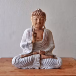 Estátua de Buda caiada em madeira de suar esculpida à mão para interiores