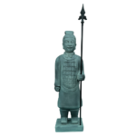 Guerreiro pequeno em betão pintado com lança em ferro, ideal para interior e exterior. Escultura decorativa robusta com 76 cm e entrega em 10 dias úteis.