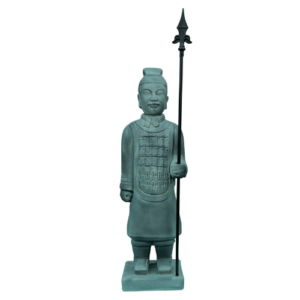 Guerreiro pequeno em betão pintado com lança em ferro, ideal para interior e exterior. Escultura decorativa robusta com 76 cm e entrega em 10 dias úteis.