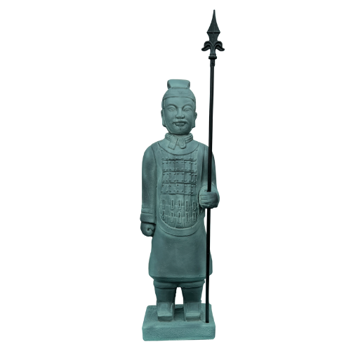 Guerreiro pequeno em betão pintado com lança em ferro, ideal para interior e exterior. Escultura decorativa robusta com 76 cm e entrega em 10 dias úteis.