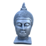 Cabeça de Buda pequena em betão para interiores e exteriores. Peça decorativa compacta, resistente e fácil de integrar. Dimensões 18×17×40 cm.