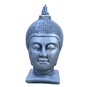 Cabeça de Buda pequena em betão para interiores e exteriores. Peça decorativa compacta, resistente e fácil de integrar. Dimensões 18×17×40 cm.