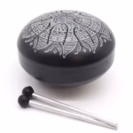 Tambor Om Mandala de 16 cm em metal preto com padrão detalhado, acompanhado de duas baquetas.