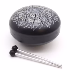 Tambor Om Mandala de 16 cm em metal preto com padrão detalhado, acompanhado de duas baquetas.