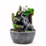 Fonte de água de mesa com elefantes e esfera luminosa. Ideal para decoração zen interior, salas, escritórios e espaços de relaxamento.