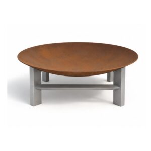 Fire Pit Alfa com acabamento ferrugem natural, suporte em aço inoxidável e lenha em combustão, ideal para jardins, terraços e espaços exteriores.