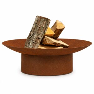 Fire Pit Héstia com acabamento ferrugem natural em jardim moderno, ideal para criar um ambiente acolhedor ao ar livre.