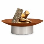 Fire Pit Héstia com tigela ferrugem natural, base em aço inoxidável e lenha, ideal para jardins e espaços exteriores.