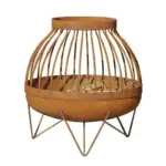Texto alternativo Fire Pit Somma com acabamento ferrugem natural e design vintage, ideal para jardins, terraços e espaços exteriores.
