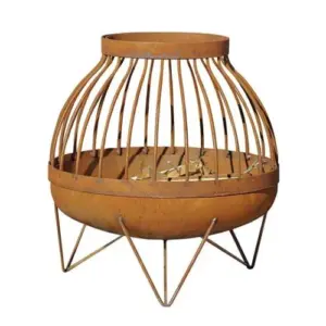 Texto alternativo Fire Pit Somma com acabamento ferrugem natural e design vintage, ideal para jardins, terraços e espaços exteriores.